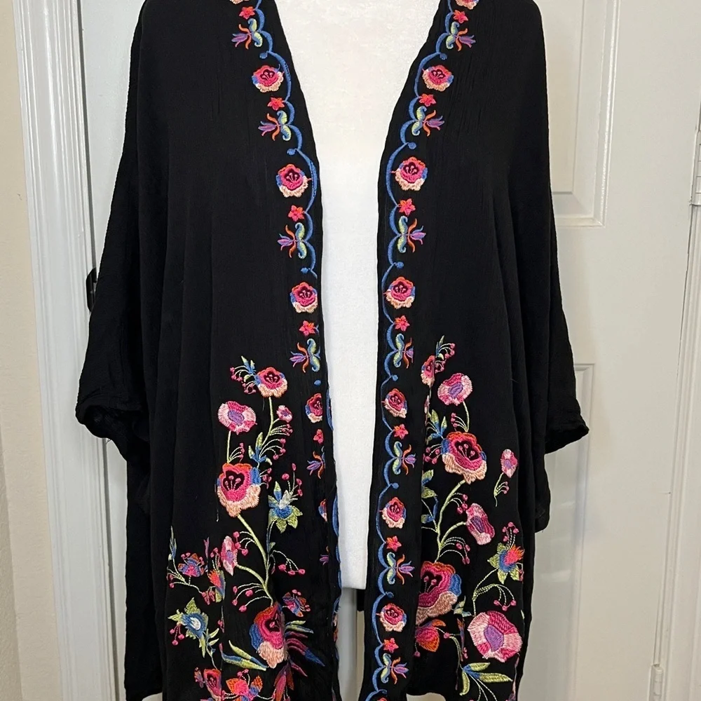 Umgee Casual Black Floral Embroidered Kimono Cardigan Coverup Small / Medium